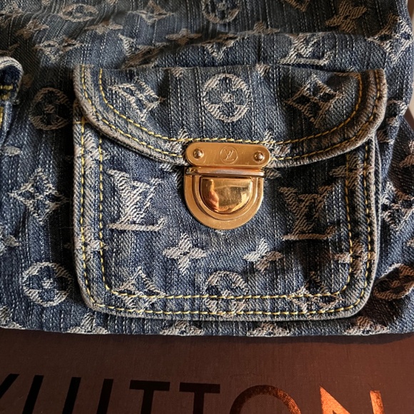 Louis Vuitton - Picture 2 of 8